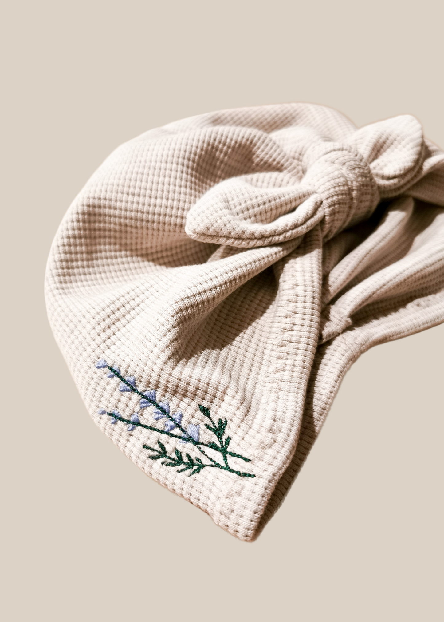 Bestickte Turbanmütze Tulip mit Lavendelstickerei aus Waffle Knit