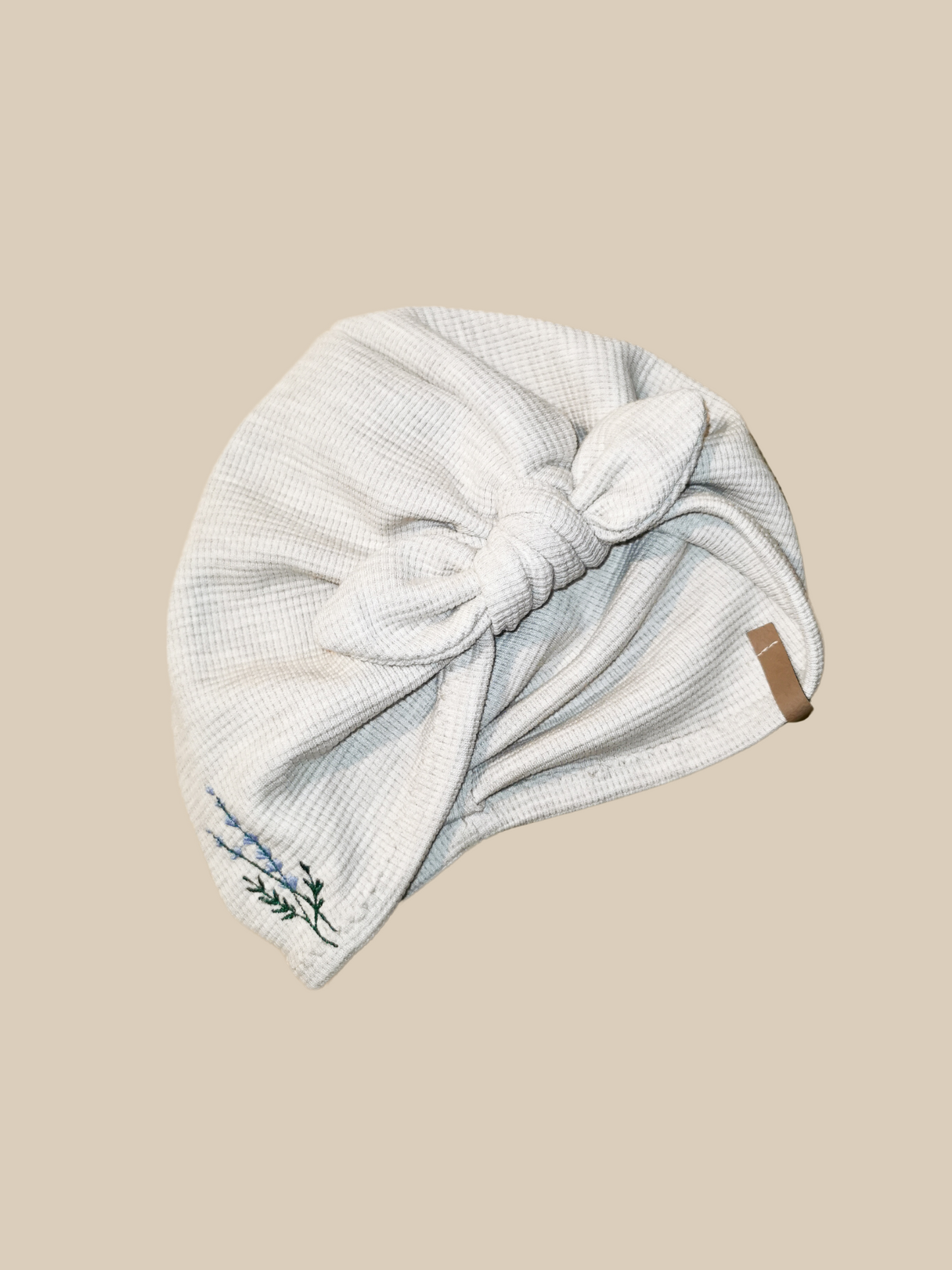 Bestickte Turbanmütze Tulip mit Lavendelstickerei aus Waffle Knit