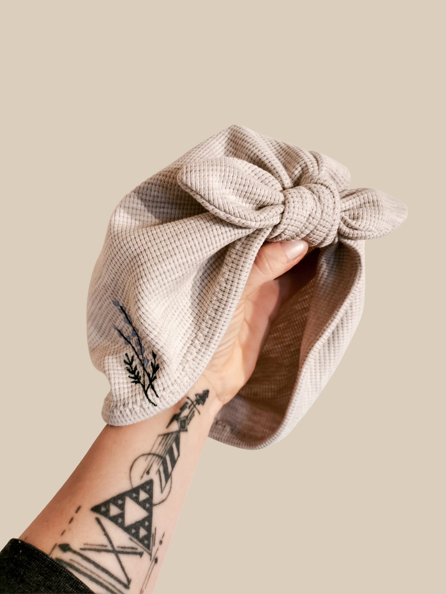 Bestickte Turbanmütze Tulip mit Lavendelstickerei aus Waffle Knit
