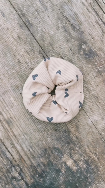 Scrunchie aus Rippstrick mit Herz-Print