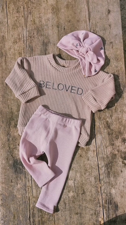 BELOVED Set Big - Grobstrick Oversized Pullover, Leggings aus Waffle-Knit & Turbanmütze mit Herzstickerei