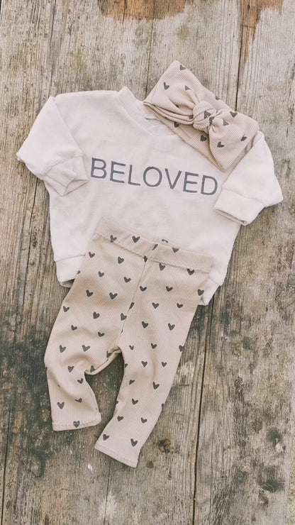 BELOVED Big LOVE Set  - Frottee Oversized Pullover & Leggings & Schleifenstirnband mit Herz-Print
