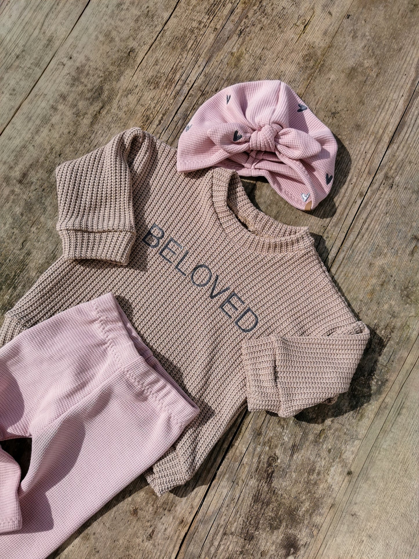 BELOVED Set Big - Grobstrick Oversized Pullover, Leggings aus Waffle-Knit & Turbanmütze mit Herzstickerei