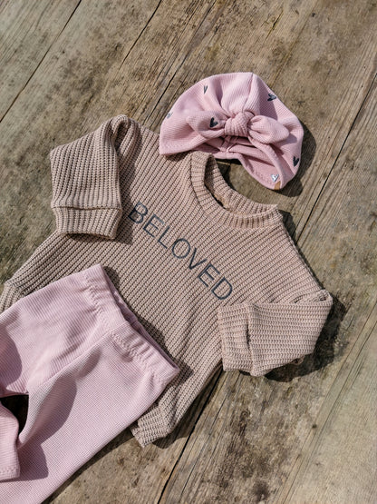 BELOVED Set Big - Grobstrick Oversized Pullover, Leggings aus Waffle-Knit & Turbanmütze mit Herzstickerei