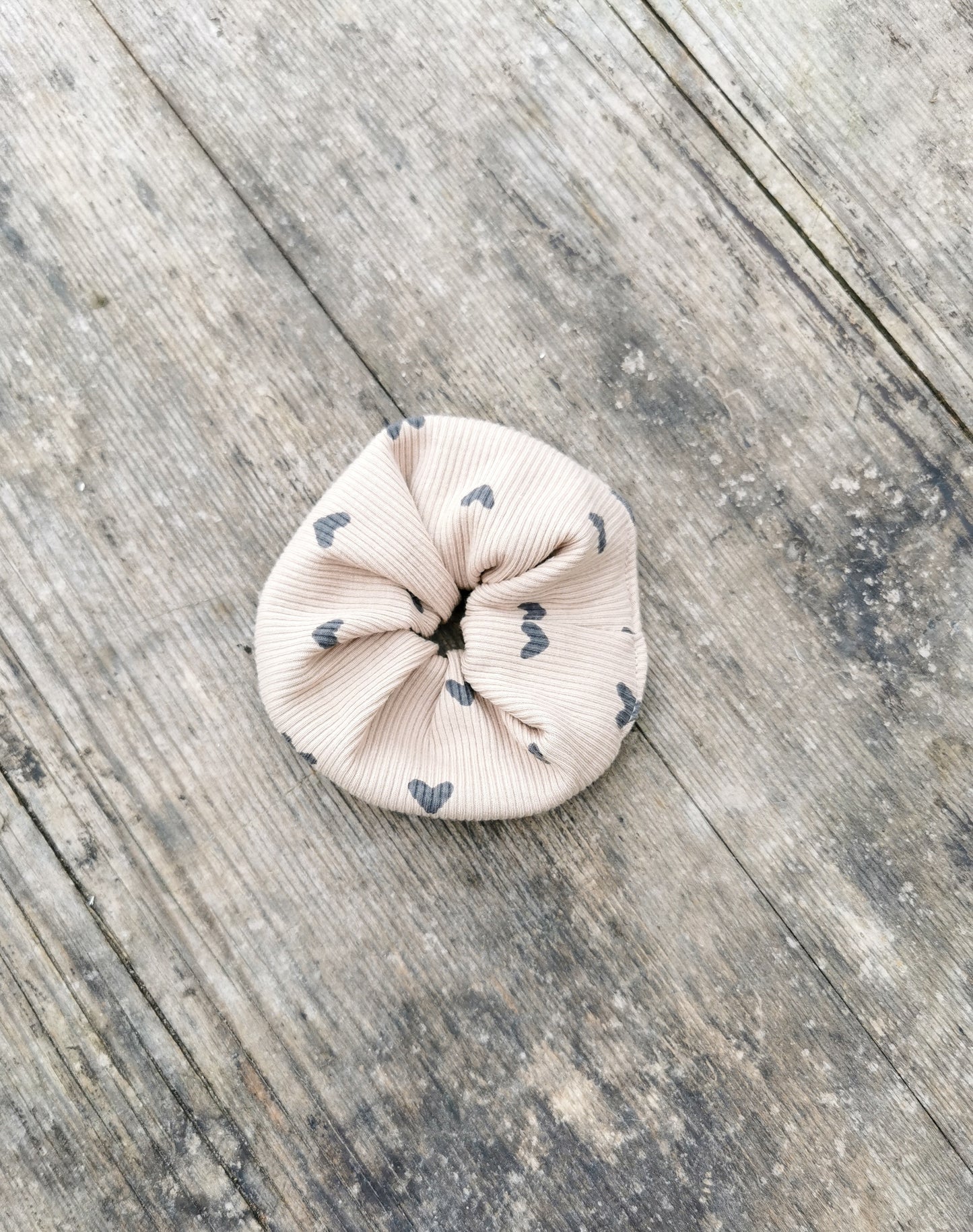 Scrunchie aus Rippstrick mit Herz-Print