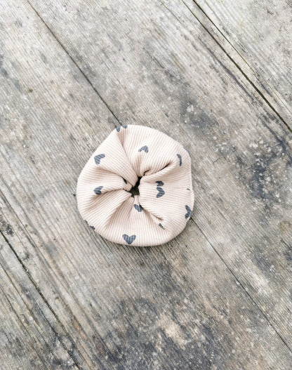 Scrunchie aus Rippstrick mit Herz-Print