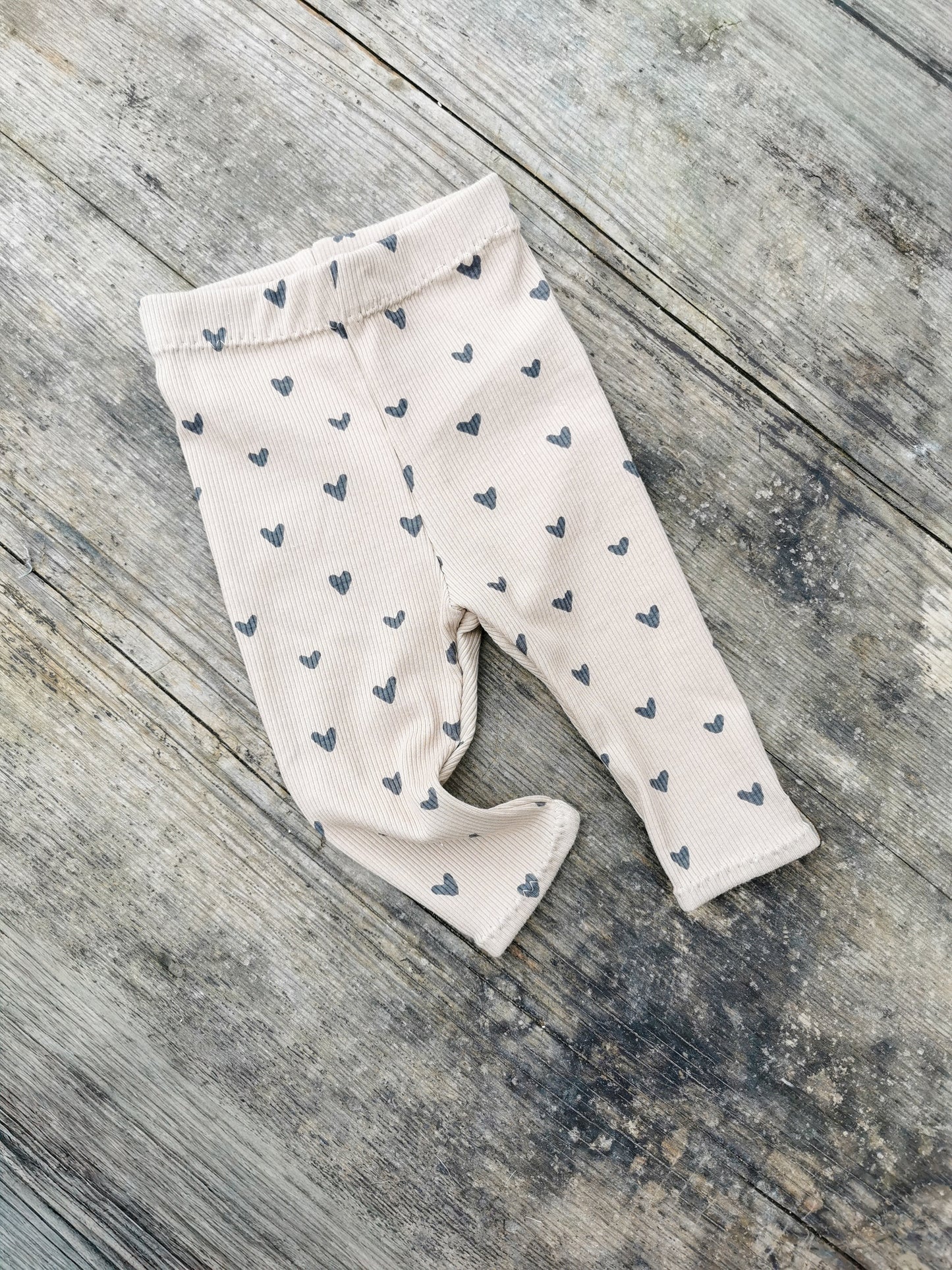 Leggings aus Rippstrick-Jersey mit Herz Print