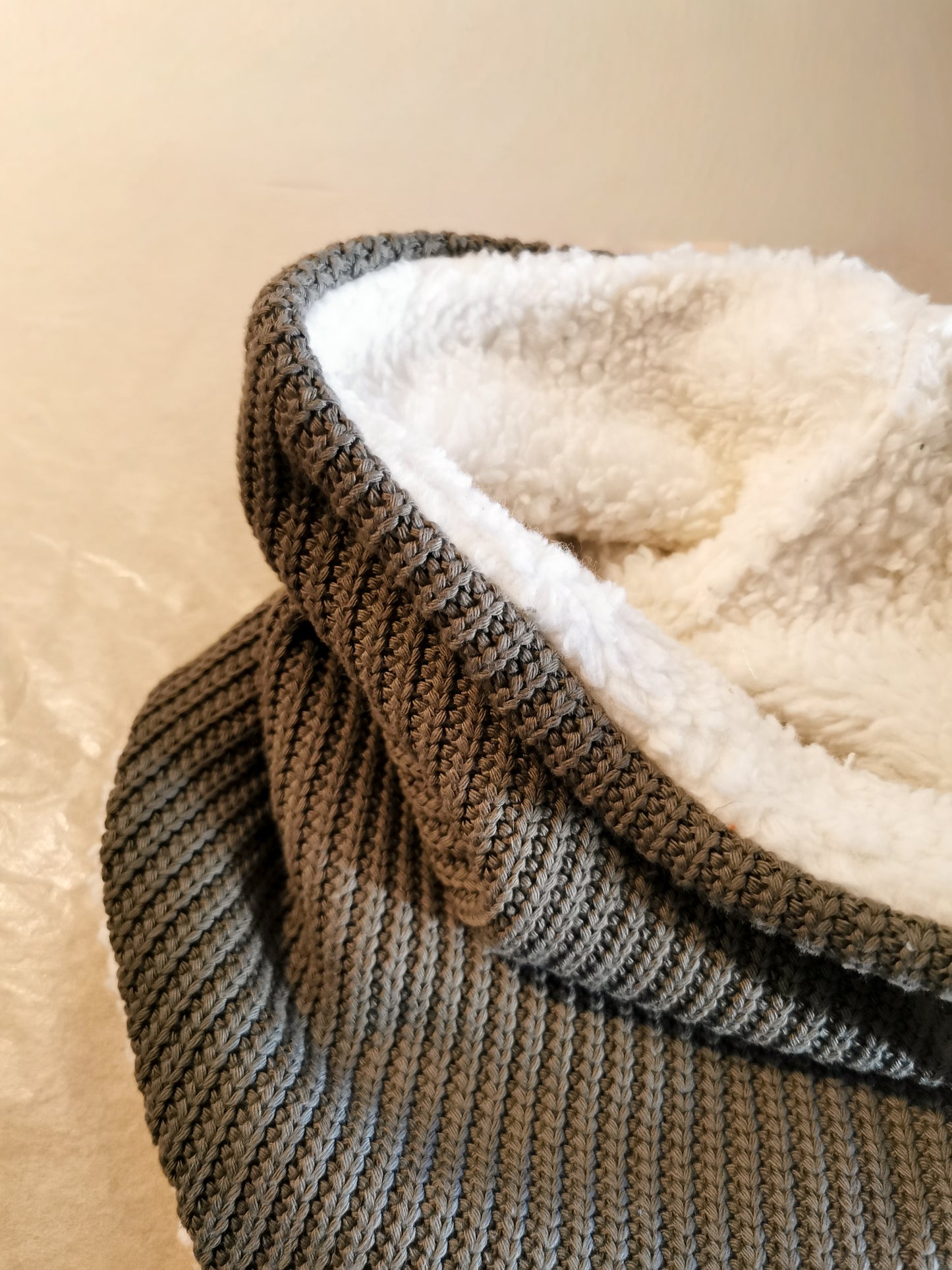 Grobstrick Dreiecks-Loopschal für Mama mit Teddyplüsch gefüttert