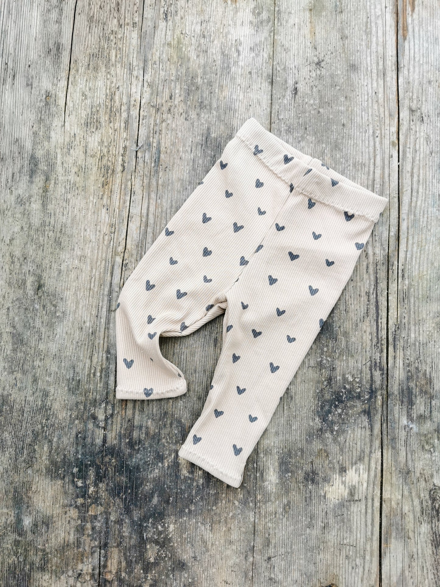 Leggings aus Rippstrick-Jersey mit Herz Print