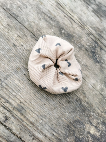 Scrunchie aus Rippstrick mit Herz-Print