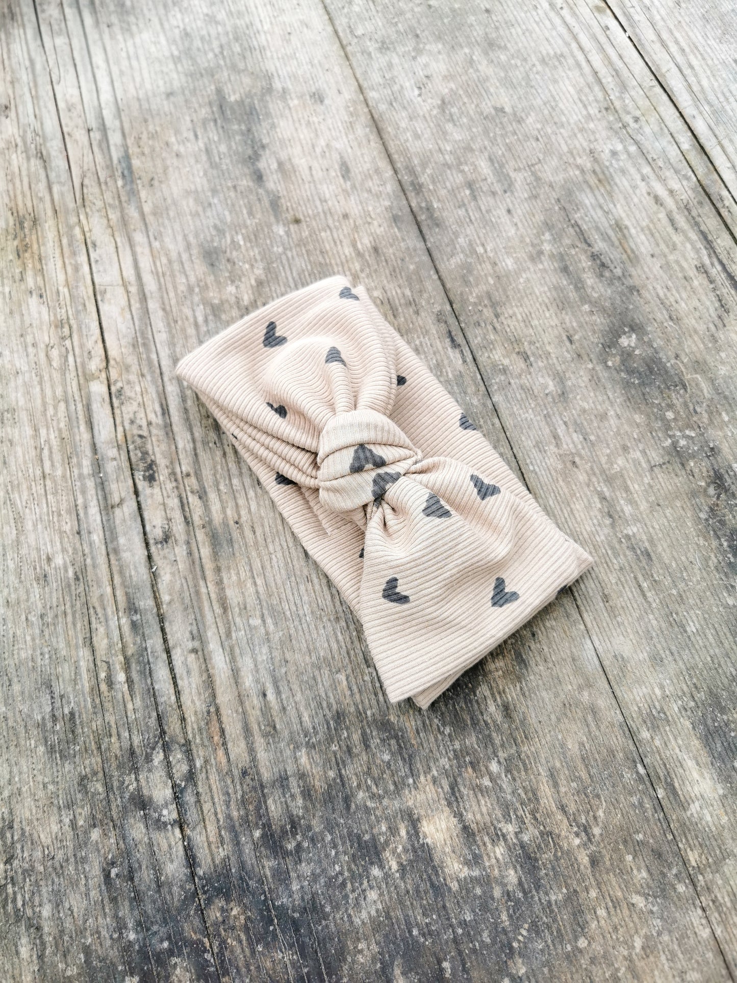 Schleifenstirnband mit Herz Print aus Rippstrick-Jersey