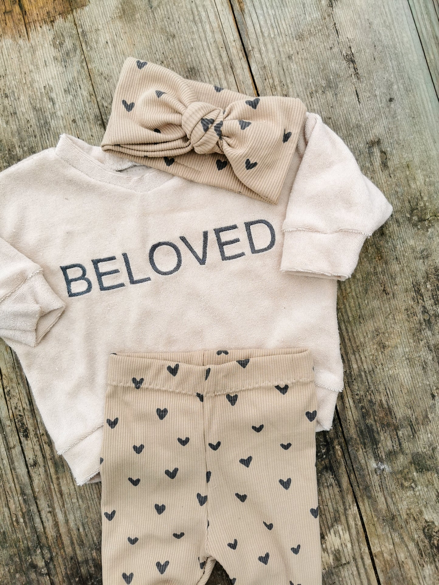 BELOVED Big LOVE Set  - Frottee Oversized Pullover & Leggings & Schleifenstirnband mit Herz-Print