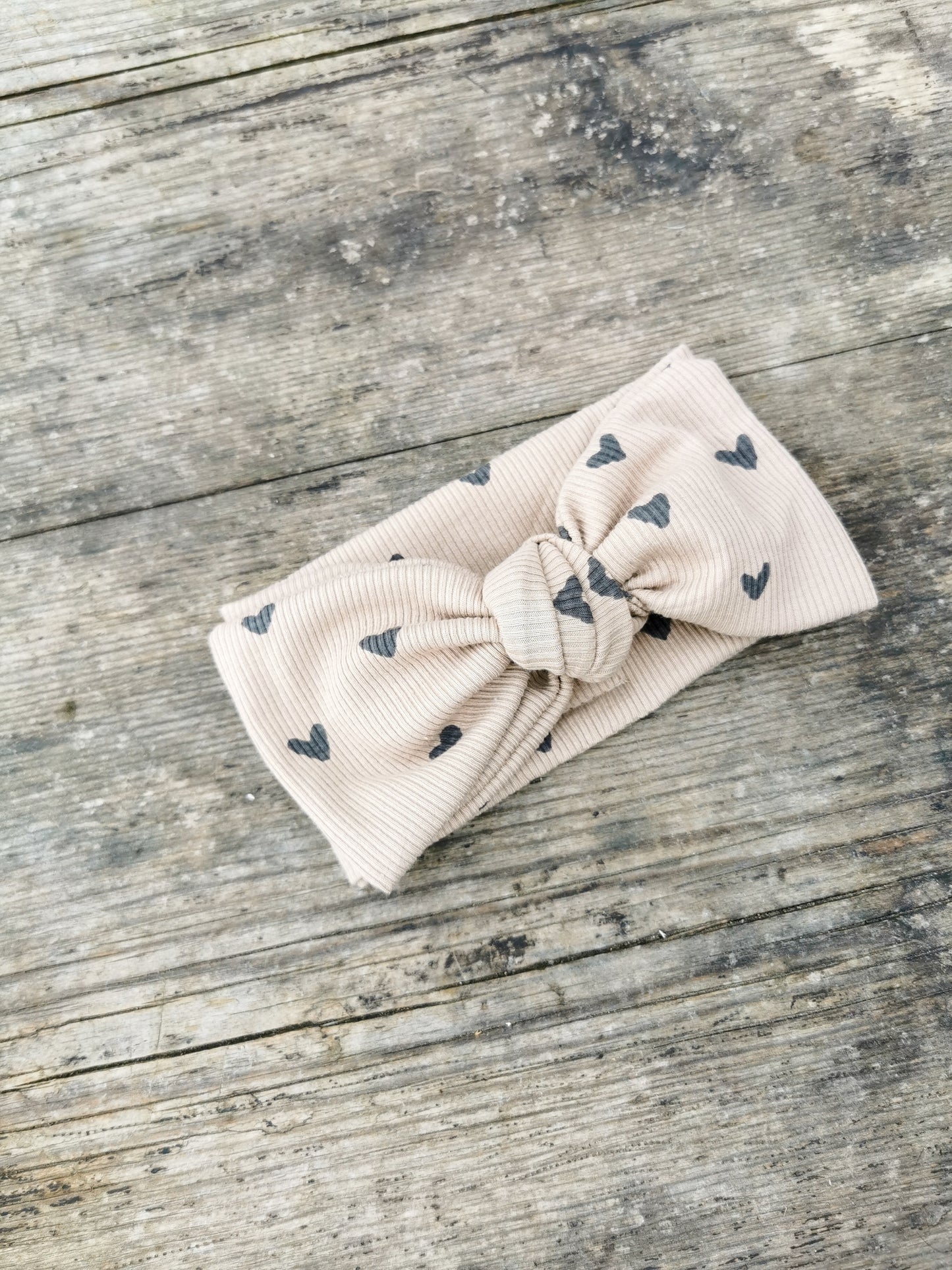 Schleifenstirnband mit Herz Print aus Rippstrick-Jersey