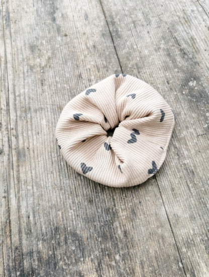 Scrunchie aus Rippstrick mit Herz-Print