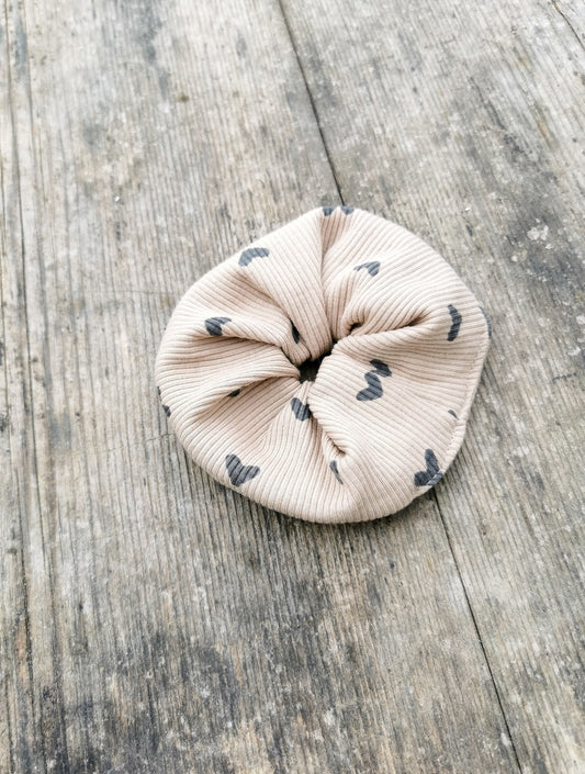 Scrunchie aus Rippstrick mit Herz-Print
