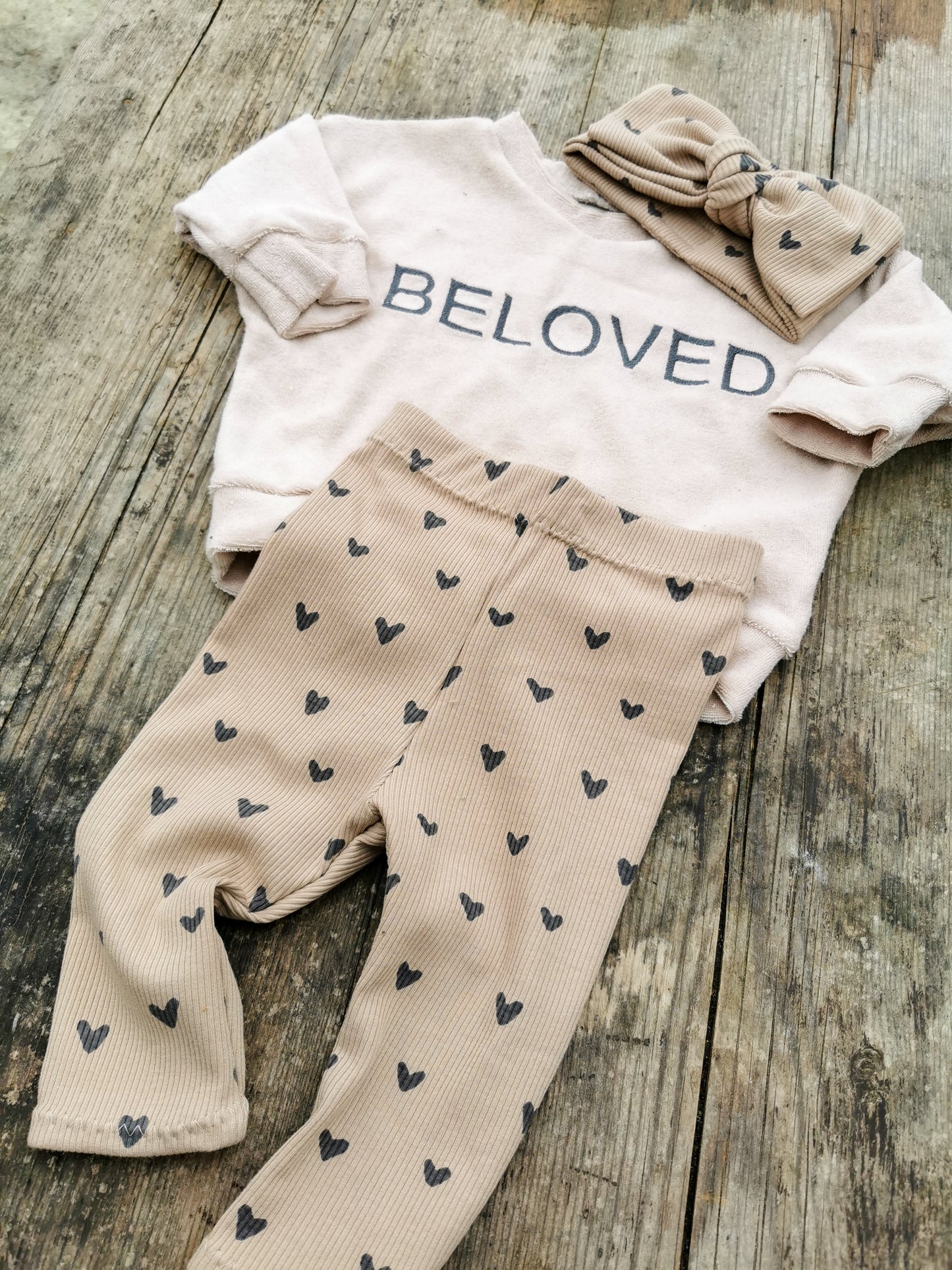 BELOVED Big LOVE Set  - Frottee Oversized Pullover & Leggings & Schleifenstirnband mit Herz-Print