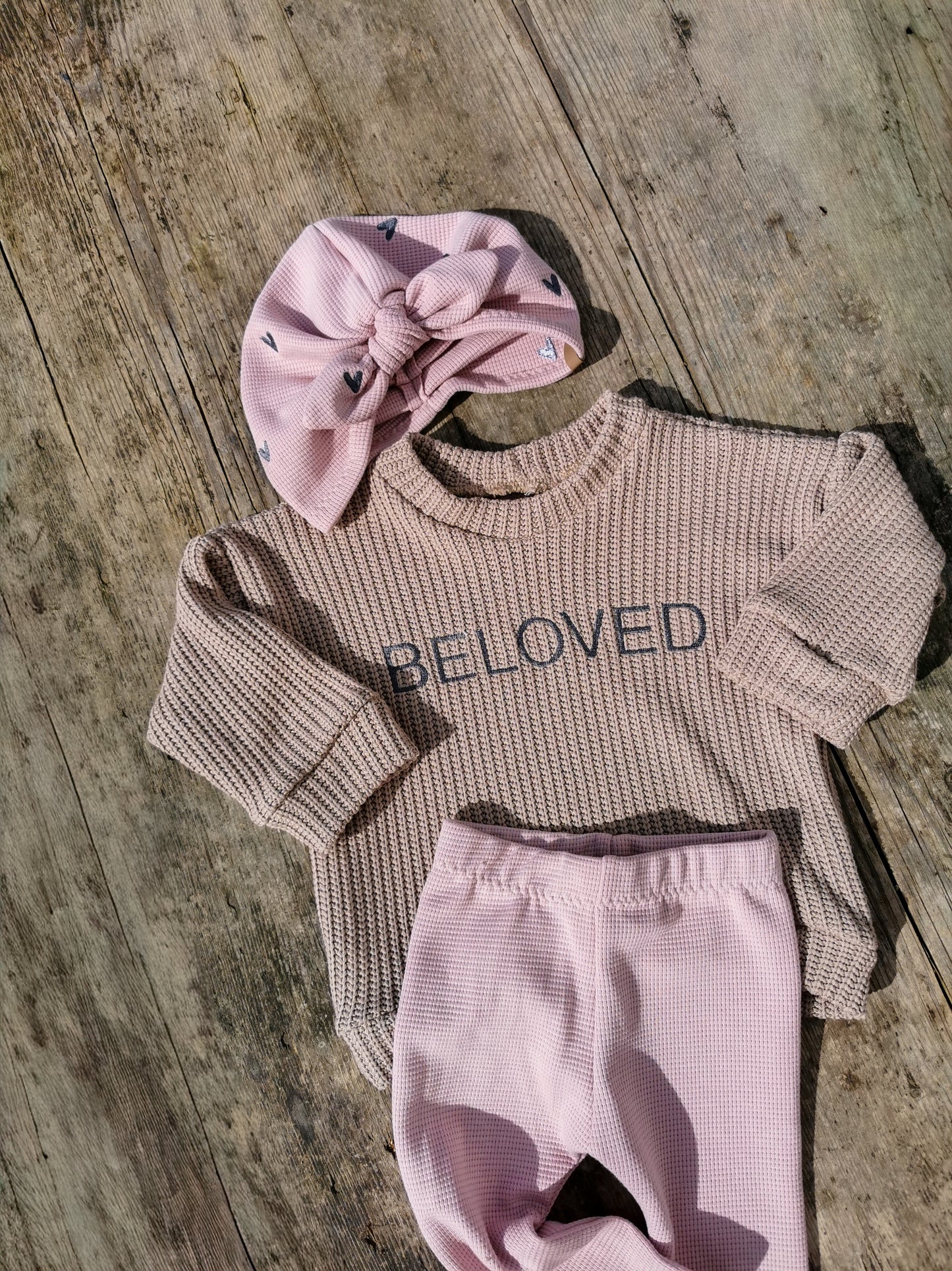 BELOVED Set Big - Grobstrick Oversized Pullover, Leggings aus Waffle-Knit & Turbanmütze mit Herzstickerei