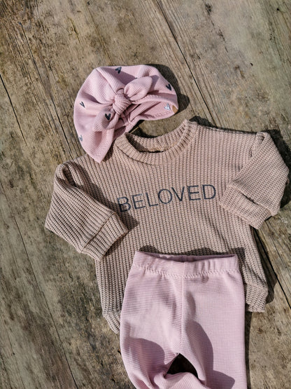 BELOVED Set Big - Grobstrick Oversized Pullover, Leggings aus Waffle-Knit & Turbanmütze mit Herzstickerei
