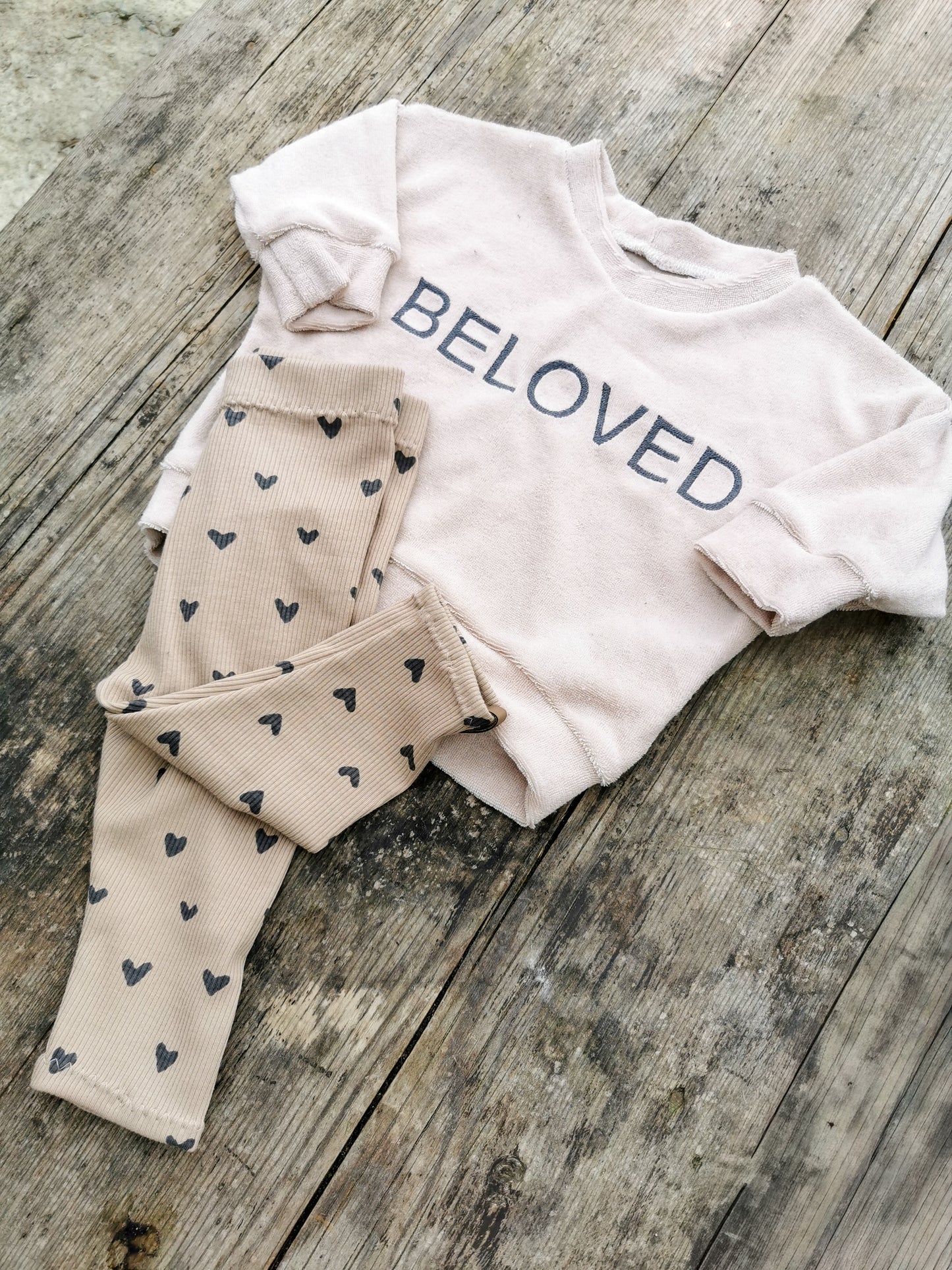 BELOVED Set - Frottee Oversized Pullover & Leggings mit Herz-Print