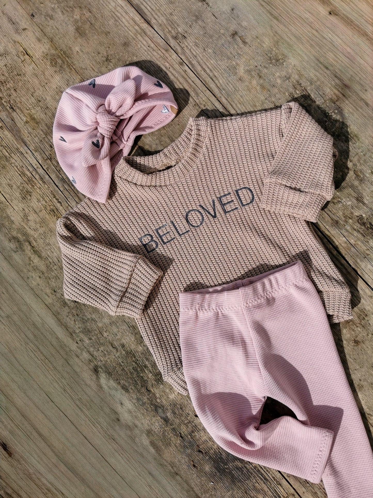 BELOVED Set Big - Grobstrick Oversized Pullover, Leggings aus Waffle-Knit & Turbanmütze mit Herzstickerei