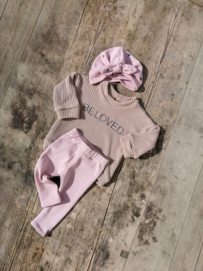 BELOVED Set Big - Grobstrick Oversized Pullover, Leggings aus Waffle-Knit & Turbanmütze mit Herzstickerei