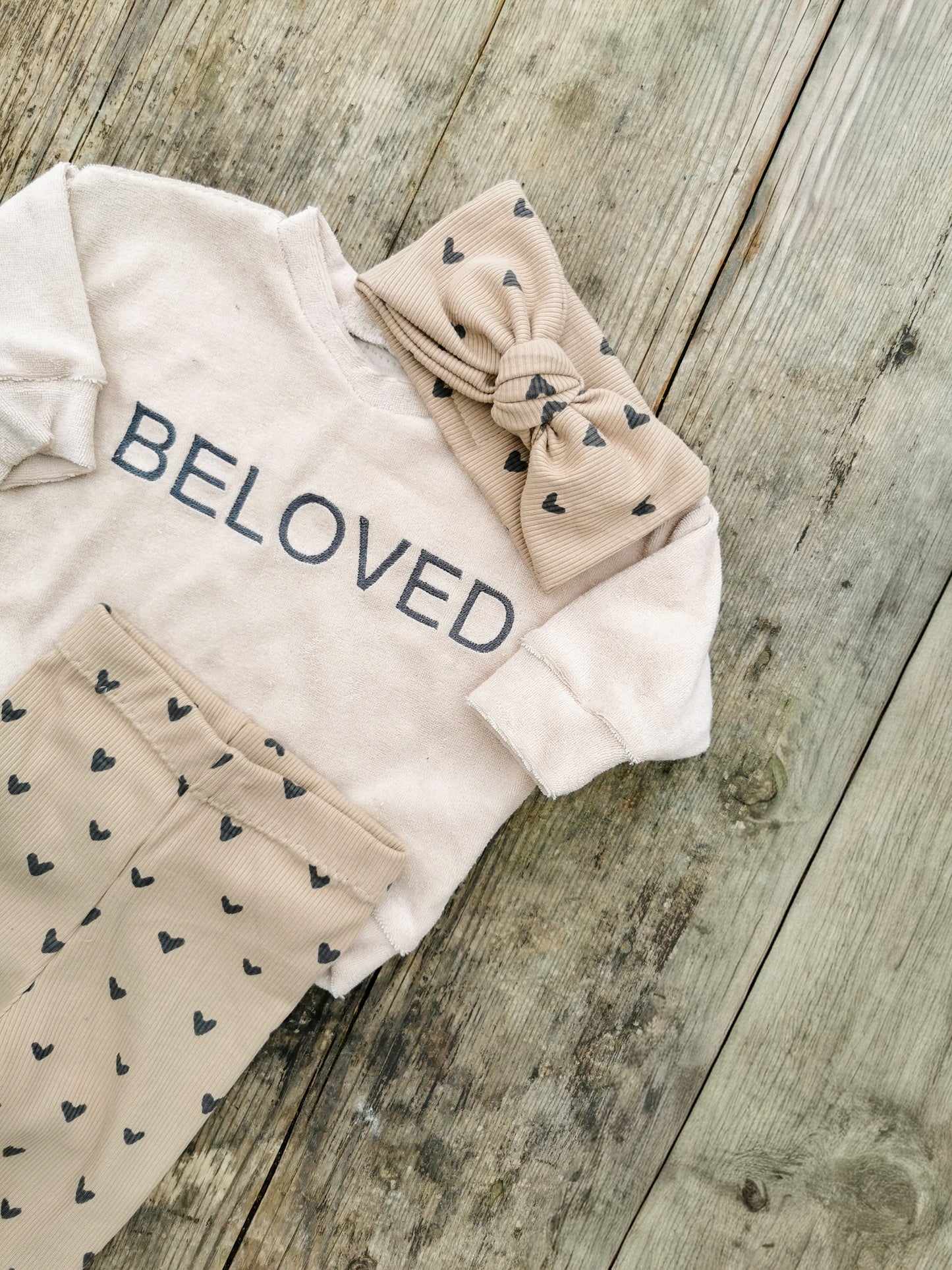 BELOVED Big LOVE Set  - Frottee Oversized Pullover & Leggings & Schleifenstirnband mit Herz-Print