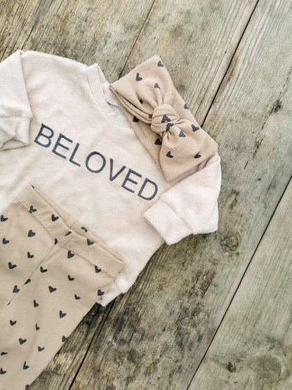 BELOVED Big LOVE Set  - Frottee Oversized Pullover & Leggings & Schleifenstirnband mit Herz-Print